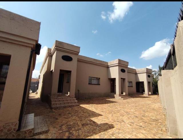 8 BEDROOM HOUSE FOR SALE IN LENASIA SOUTH